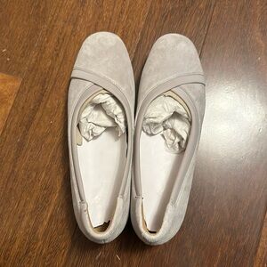 Un Darcey Ease light grey suede loafers
